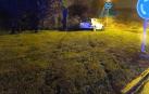 Un conductor se sale de la vía y abandona el vehículo en mitad de una rotonda