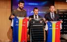 Gerard Piqué, a la izquierda, en la presentación del acuerdo entre el FC Andorra y MoraBanc.