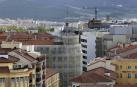 Vista del antiguo edificio de la Vasco Navarra cubierto de andamios entre otros inmuebles del centro.