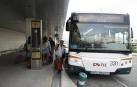 Varios viajeros suben en el autobús el pasado lunes, a las 8.45 horas, en uno de los últimos días de servicio de la línea.