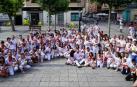 Los vecinos más jóvenes del municipio posaron con sus padres en el Paseo, después de recibir el pañuelo de fiestas y el diploma correspondiente.
