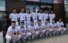 Catorce de los 48 pelotaris seleccionados para disputar el VI Torneo Muebles Polque posan en la entrada de la sede del patrocinador principal.