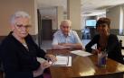 Desde la izda.: los usuarios Gloria García Ardanaz y Adolfo Gutiérrez Reyes, y la técnica de jubiloteca Uxue Torrea Latasa.