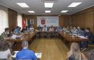 Los 17 corporativos, ayer en el salón de plenos del Ayuntamiento de Estella.