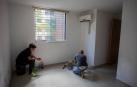 Foto que muestra a un hombre trabajando en una habitación de una de las viviendas que mantienen Silvia Fuenmayor y Amelí Mata a sus clientes en Caracas (Venezuela)