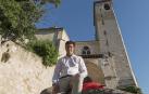 El alcalde de Estella, Gonzalo Fuentes, en la escalinata de la iglesia de San Pedro de la Rúa.