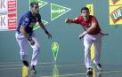 Joseba Ezkurdia y Jokin Altuna, en un lance de la pasada final del Cautro y Medio en el Navarra Arena.