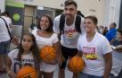 Autógrafos en abundancia en la llegada de la selección española de baloncesto