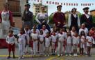 La corporación infantil, presidida por Amaia Recalvo Mina (en el centro con la vara de mando) junto con los gigantes y parte del Ayuntamiento.