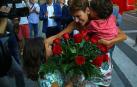 Los dos hijos de María Chivite le esperaban cerca de la sede socialista con un ramo de rosas rojas y una bandera del PSOE.