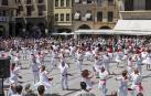 Los ex danzaris bailan la Era en homenaje al folclore estellés