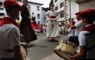 Tras la ofrenda floral en recuerdo de los olvidados en la escultura de la plaza del Ayuntamiento, los vecinos de la localidad navarra se reunieron en torno al ayuntamiento para celebrar el cohete que dio comienzo a las fiestas de San Esteban.