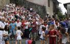 Tras la ofrenda floral en recuerdo de los olvidados en la escultura de la plaza del Ayuntamiento, los vecinos de la localidad navarra se reunieron en torno al ayuntamiento para celebrar el cohete que dio comienzo a las fiestas de San Esteban.