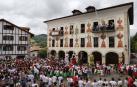 La plaza consistorial de Bera esperaba expectante el lanzamiento del chupinazo para dar inicio a las fiestas patronales.