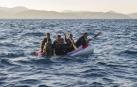 Un grupo de inmigrantes similar al rescatado este sábado trata de cruzar el estrecho.