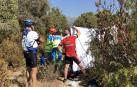Los efectivos del Summa atienden al ciclista reanimado por sus compañeros.