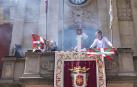 Dos concejales de Bildu sacan la ikurriña al balcón consistorial