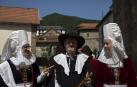 Un traje típico medieval de Isaba que data de los siglos XIII y XIV, en el desfile del Día de la Indumentaria Roncalesa celebrado el año pasado.