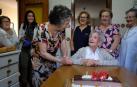 Ángeles Álava  sopló las velas de cumpleaños rodeada de un grupo de vecinas que fueron a felicitarla por la mañana.