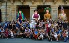 Los niños nacidos en el último año y sus familiares posaron, ya con los pañuelos, frente a los gigantes Beltzazuria, Beraxko, Txiñerratso y Kixkimau.