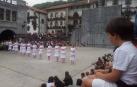 Dantzaris en la actuación de la tarde en la plaza de Leitza.