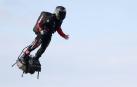 El 'soldado volador' logra cruzar el Canal de la Mancha en "flyboard"