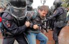 Uno de los detenidos por la policía rusa en la manifestación de Moscú.