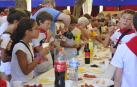 El lunch popular tuvo lugar en el patio de las monjas y la comida fue comprada en tiendas del pueblo.