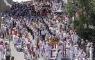 La reliquia de San Andrés enfila el puente del Azucarero en la retaguardia de la larga procesión. Detrás, los párrocos, la banda y la corporación municipal.