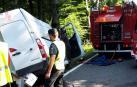 Agentes de la Guardia Civil y personal de Bomberos de Navarra en el lugar del accidente.