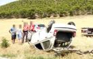 Agentes de la Policía Foral, junto al coche accidentado.