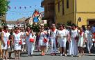 Las mujeres que llevaron las andas de la Virgen del Rosario, encabezaron también la procesión que recorrió el centro de la localidad.