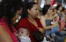 Un grupo de madres amamanta a sus bebés, en Medellín (Colombia), el viernes, con motivo del 'Lactatón' para promover la lactancia materna.