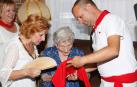 María Luisa García recibe el pañuelo del alcalde, Sergio Vitas.