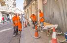 Varios operarios de la empresa Excavaciones Fermín Osés realizan los primeros trabajos en la calle Eza.