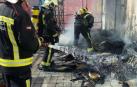 Los bomberos apagan un incendio junto a un edificio de oficinas en Mutilva