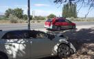 Una patrulla de la Policía Foral, junto al vehículo, tras sufrir la salida de vía.