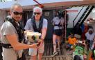 Richard Gere lleva víveres al barco de Open Arms con 121 inmigrantes