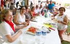 Imagen de una de las cuadrillas participantes en la comida popular de arroz con bogavante celebrada ayer en Fustiñana.