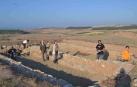 Arqueólogos  voluntarios excavan en el poblado El Castillar de Mendavia