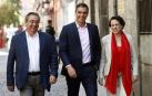 Pedro Sánchez, junto a  la ministra de Trabajo, Migraciones y Seguridad Social, Magdalena Valerio, y el secretario de Empleo y Relaciones Laborales, Toni Ferrer  a su llegada a la reunión con organizaciones de la Economía Social