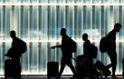 Los viajeros bajan la guardia ante la escasa incidencia del paro en El Prat
