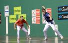 Oinatz Bengoetxea mira a Joseba Ezlurdia golpear una pelota durante un partido anterior. El leitzarra se tomó cumplida venganza de San Fermín.