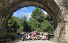 Los voluntarios bajo el puente de Bigüezal durante la jornada de limpieza del río.