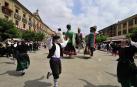 Danzaris y gigantes bailan La Pilindros en la plaza tras la eucaristía en honor a San Sebastián.