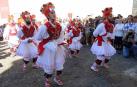 El Casco Antiguo de Pamplona se despide de las fiestas de San Fermín de Aldapa con la procesión y la salida de la Comparsa y dantzaris