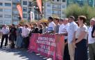Concentración frente al Ayuntamiento de San Sebastián para condenar esta agresión por parte de los dos varones que han agredido y realizado tocamientos de índole sexual a una mujer.