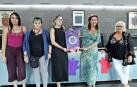 Presentación de la campaña del punto violeta en el consistorio de Burlada. Desde la izquierda, la voluntaria de Cruz Roja en Burlada, Marilín Vega León; la técnica de Cruz Roja en Navarra, Isabel Huarte Urricelqui; la técnico de Cruz Roja Juventud en Navarra, Sarah Macho Fernández, que junto a la alcaldesa Ana Góngora (Navarra Suma) sujeta el cartel de la campaña y la edil socialista María Jesús Burgui