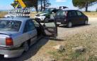 Una colisión entre dos vehículos provoca la salida de vía de uno de ellos en la N-121
