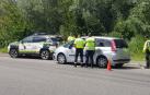 Agentes de policía realizan un control de circulación.